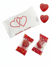 300 SOBRES ENAMORADOS CON DOS CARAMELOS ENVASADOS  EN FORMA DE CORAZON SABOR A FRESA