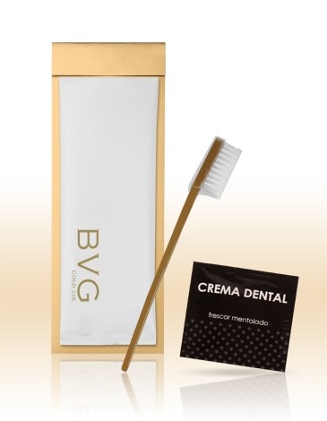 CEPILLO DENTAL + SOBRE CREMA DENTAL CON ENVASE EMBELLECEDOR DORADO (1)