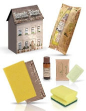 KIT DE BIENVENIDA EN CASA DE CARTON CON BOLSA BIODEGRADABLE CERTIFICADA PARA APARTAMENTOS TURISTICOS