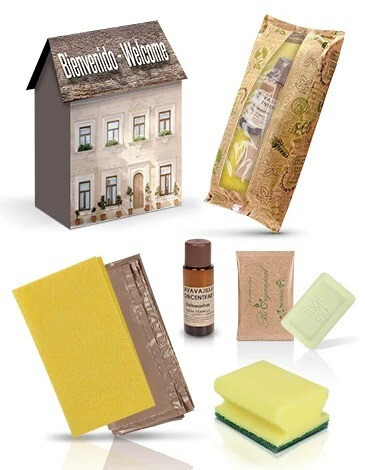 KIT DE BIENVENIDA EN CASA DE CARTON CON BOLSA BIODEGRADABLE CERTIFICADA PARA APARTAMENTOS TURISTICOS