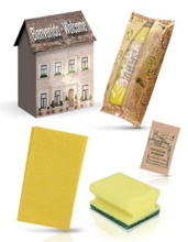 KIT DE BIENVENIDA EN CASA DE CARTON CON BOLSA BIODEGRADABLE CERTIFICADA PARA APARTAMENTOS TURISTICOS