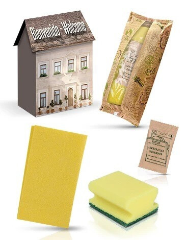 KIT DE BIENVENIDA EN CASA DE CARTON CON BOLSA BIODEGRADABLE CERTIFICADA PARA APARTAMENTOS TURISTICOS