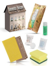 KIT DE BIENVENIDA EN CASA DE CARTON CON BOLSA BIODEGRADABLE CERTIFICADA PARA APARTAMENTOS TURISTICOS