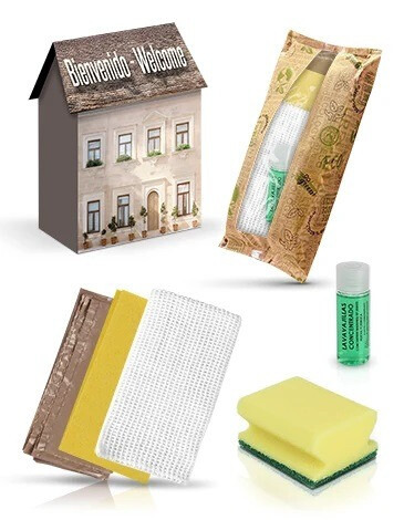 KIT DE BIENVENIDA EN CASA DE CARTON CON BOLSA BIODEGRADABLE CERTIFICADA PARA APARTAMENTOS TURISTICOS