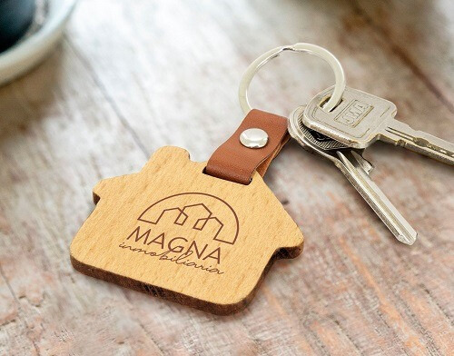 LLAVERO DE MADERA ROBUSTO PARA LAS LLAVES DEL ALOJAMIENTO (4,5x6cm) (3)