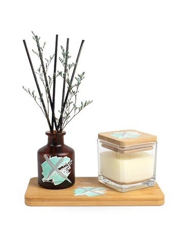 SET BANDEJA DE MADERA BAMBU, MIKADO MEDITACION 40 ML Y VELA AROMATICA CON TAPA DE BAMBU